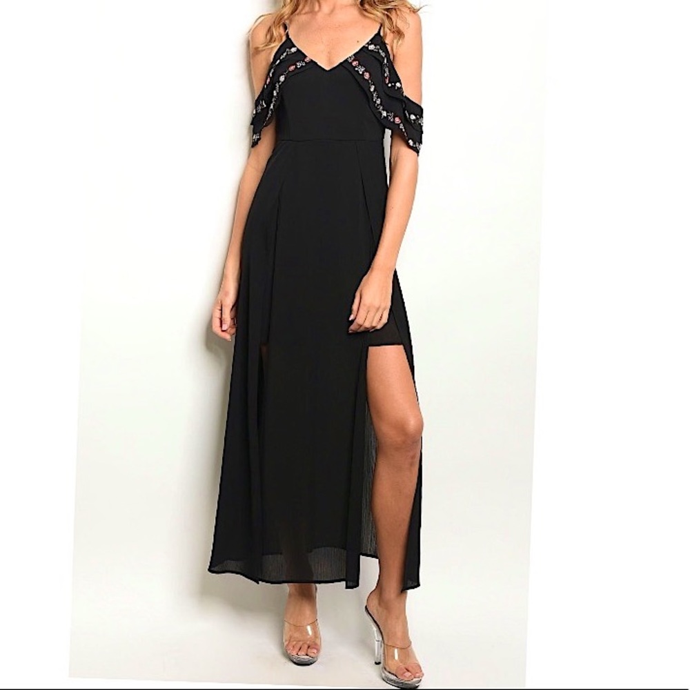 BLACK COLD SHOULDER DATE NIGHT MAXI DRESS W/ FLOWER PATTERN SLEEVE